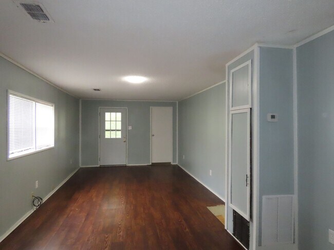 Foto del edificio - Country Living-Water Included! 2 Bedroom Home