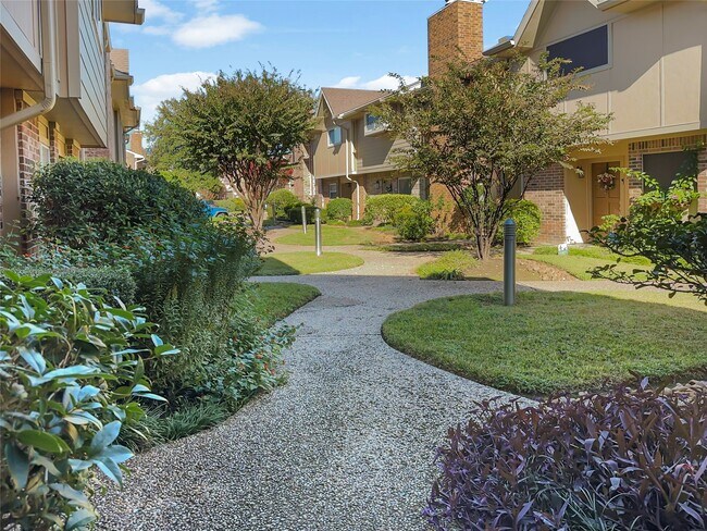 Foto del edificio - 2517 Bering Dr