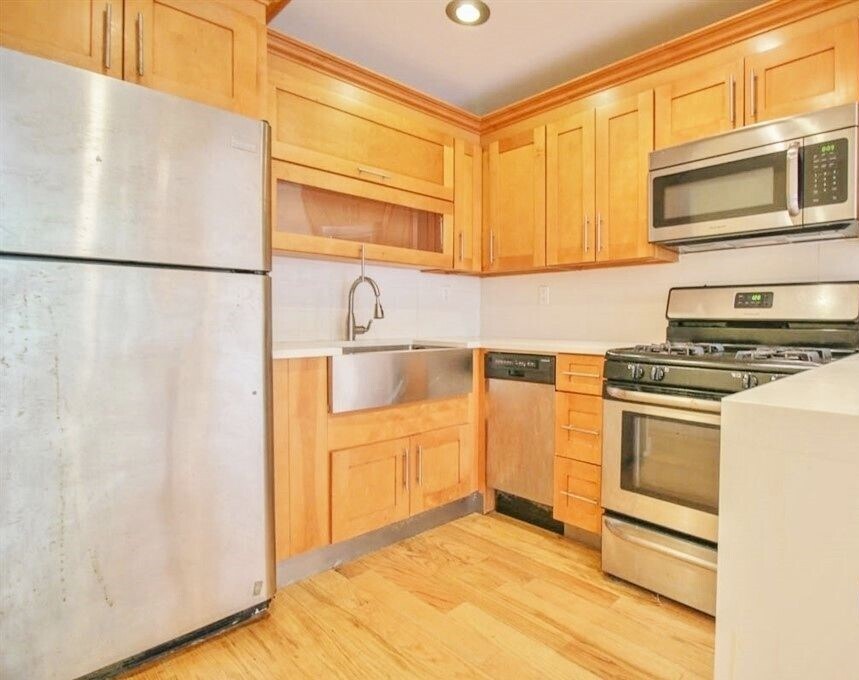 Primary Photo - 9 Monroe St