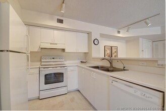 Building Photo - 135 Yacht Club Way