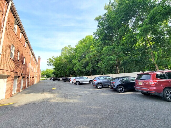 Building Photo - 666 Bloomfield Ave