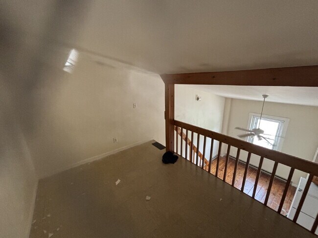 Foto del edificio - Charming Studio Loft Living with High Ceilings & Classic Hardwood Floors!