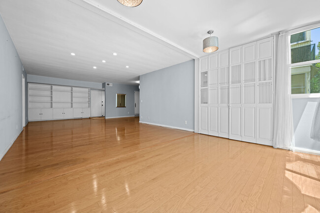 Building Photo - 289 S Barrington Ave