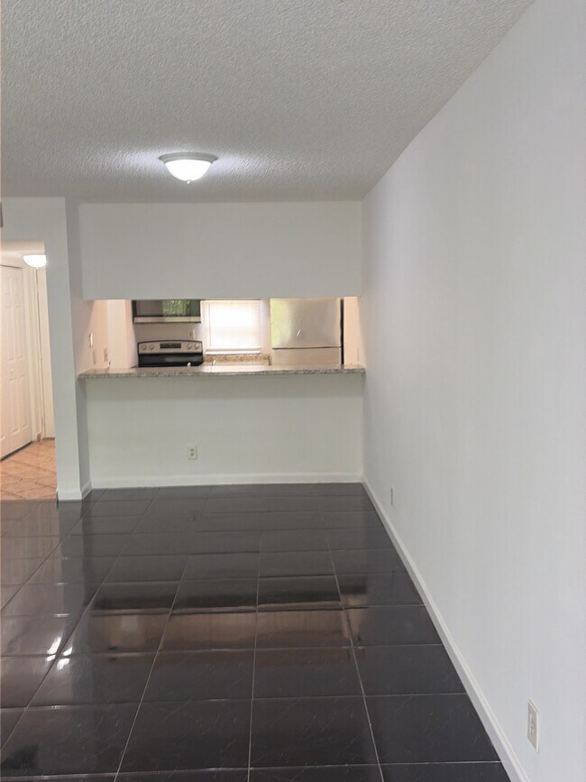 Foto del edificio - 8540 N Sherman Cir