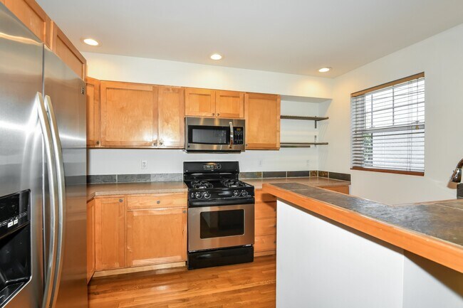 Foto del edificio - 3BR/3.5BA Craftsman Townhome w/ 2-Car Garage in Prime Seattle Location