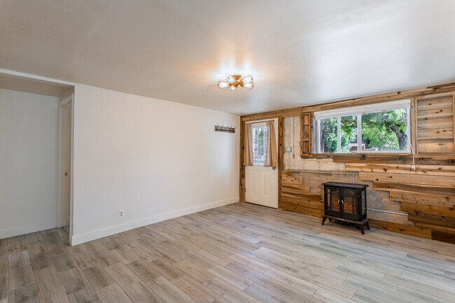 Foto del edificio - 1585 Hillside Dr