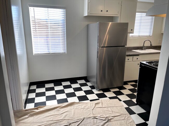 Kitchen, #10 (1BR) - 1945 Hillhurst Ave