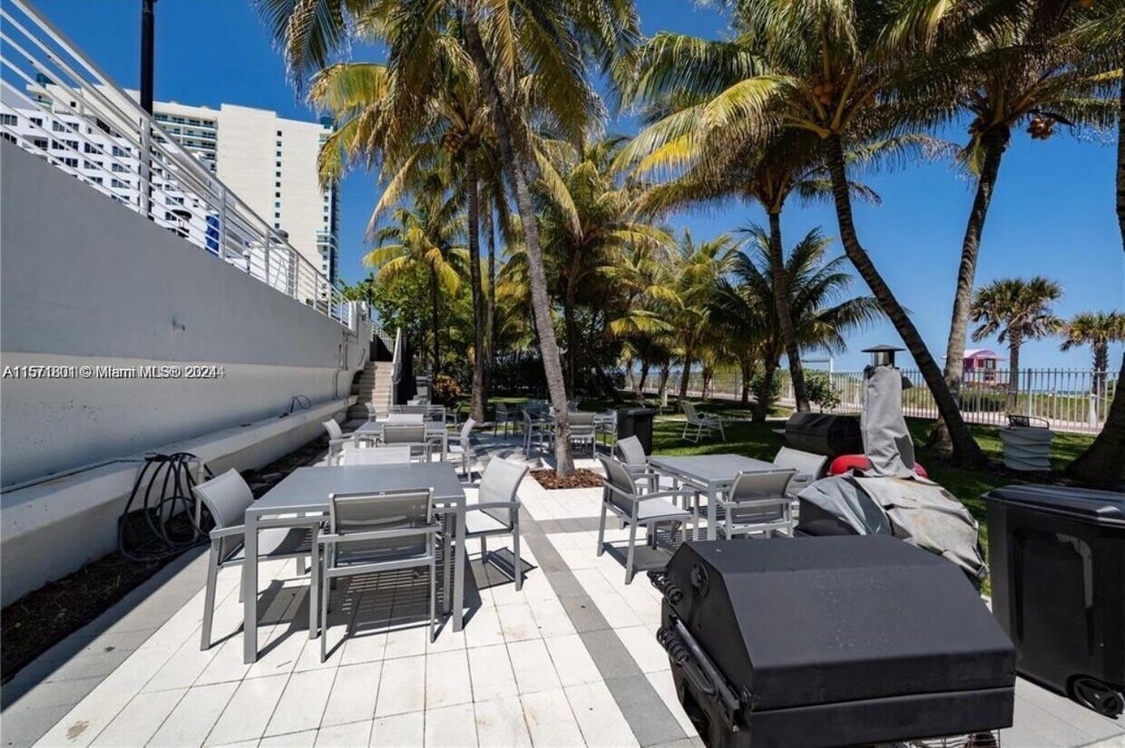 Primary Photo - 5001 Collins Ave