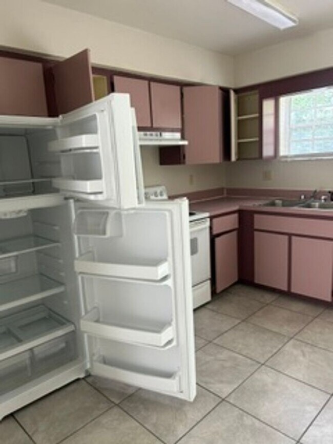 Building Photo - Large 2 bed 1 1/2 bath Town house in Spring Hill