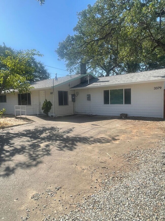 Foto del edificio - 3 BED 1 BATH HOUSE WITH A FENCED BACKYARD