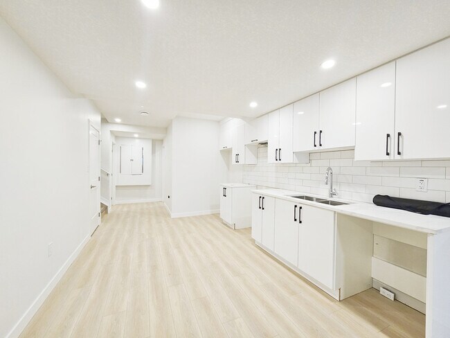 Photo du bâtiment - 1812 155 Ave NW