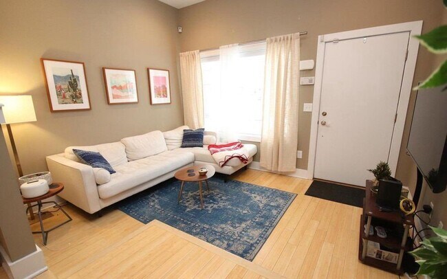 Foto del edificio - Gorgeous 3-Bed/2.5-Bath Townhome in South ...