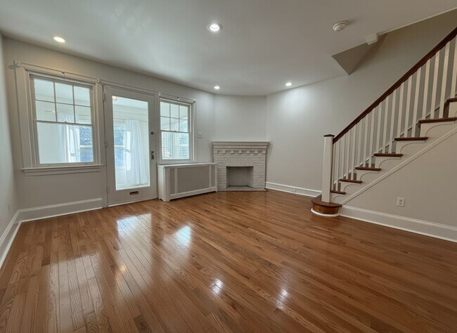 Foto del edificio - Modern 3-Bedroom Home with Backyard & Base...