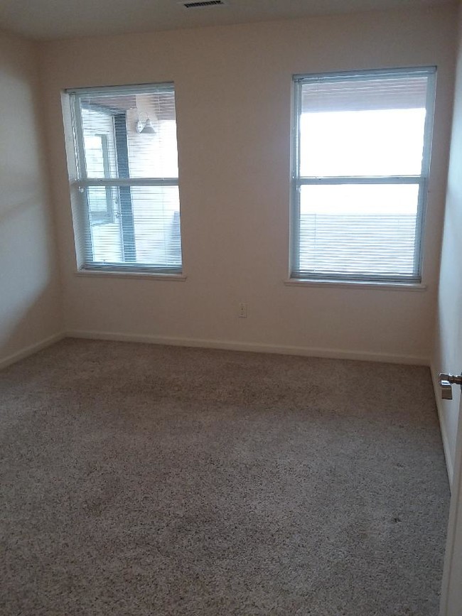 Building Photo - 1042 Shults Dr