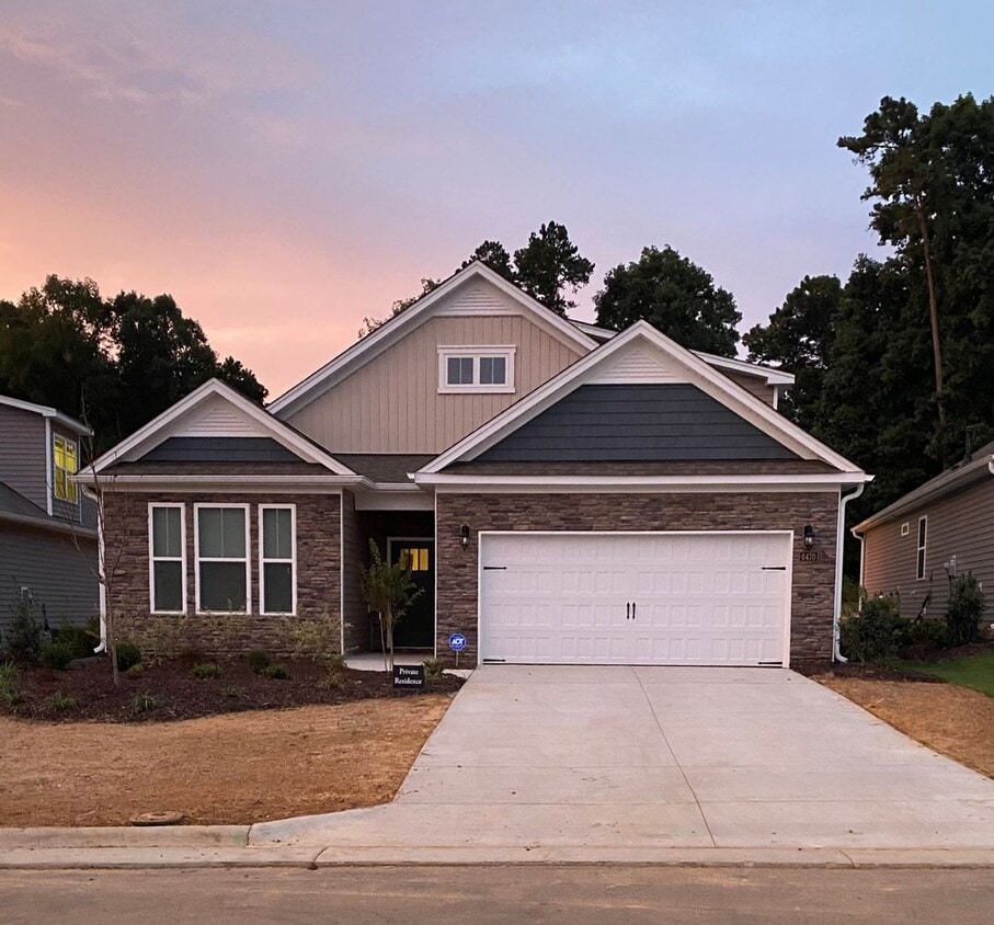 Foto principal - 6470 Grogan Hill Rd