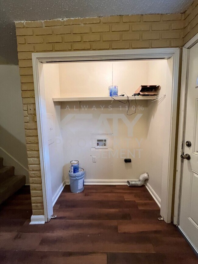Building Photo - Adorable townhouse located minutes away fr...