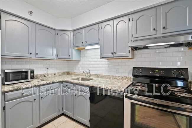 Building Photo - 1301 N Courthouse Rd