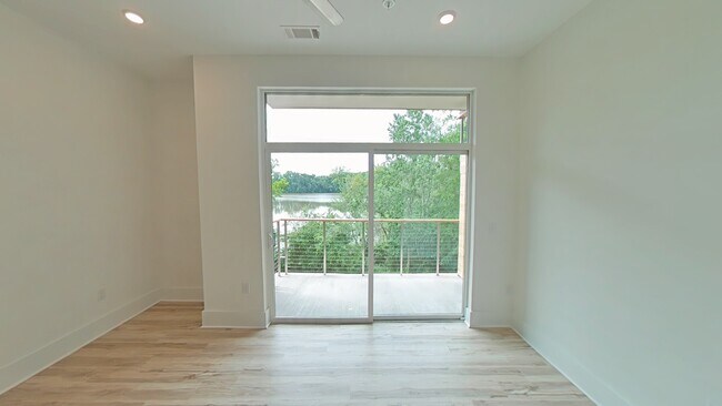 Foto del edificio - 2441 Campus Shore Dr