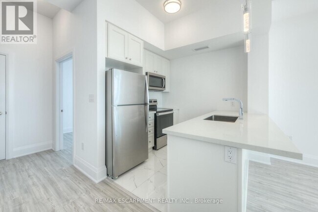 Building Photo - 450 Dundas St E