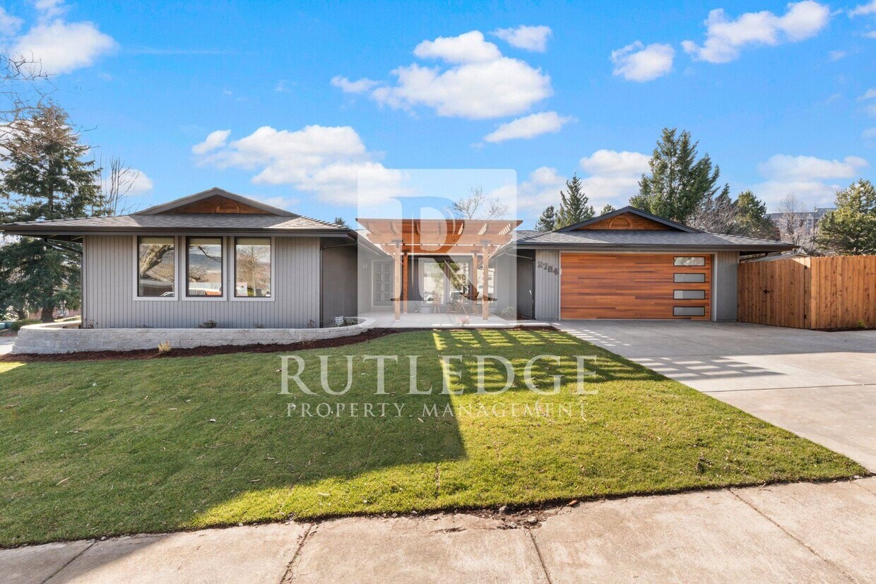 Primary Photo - 4 Bedrooms Home in East Medford!