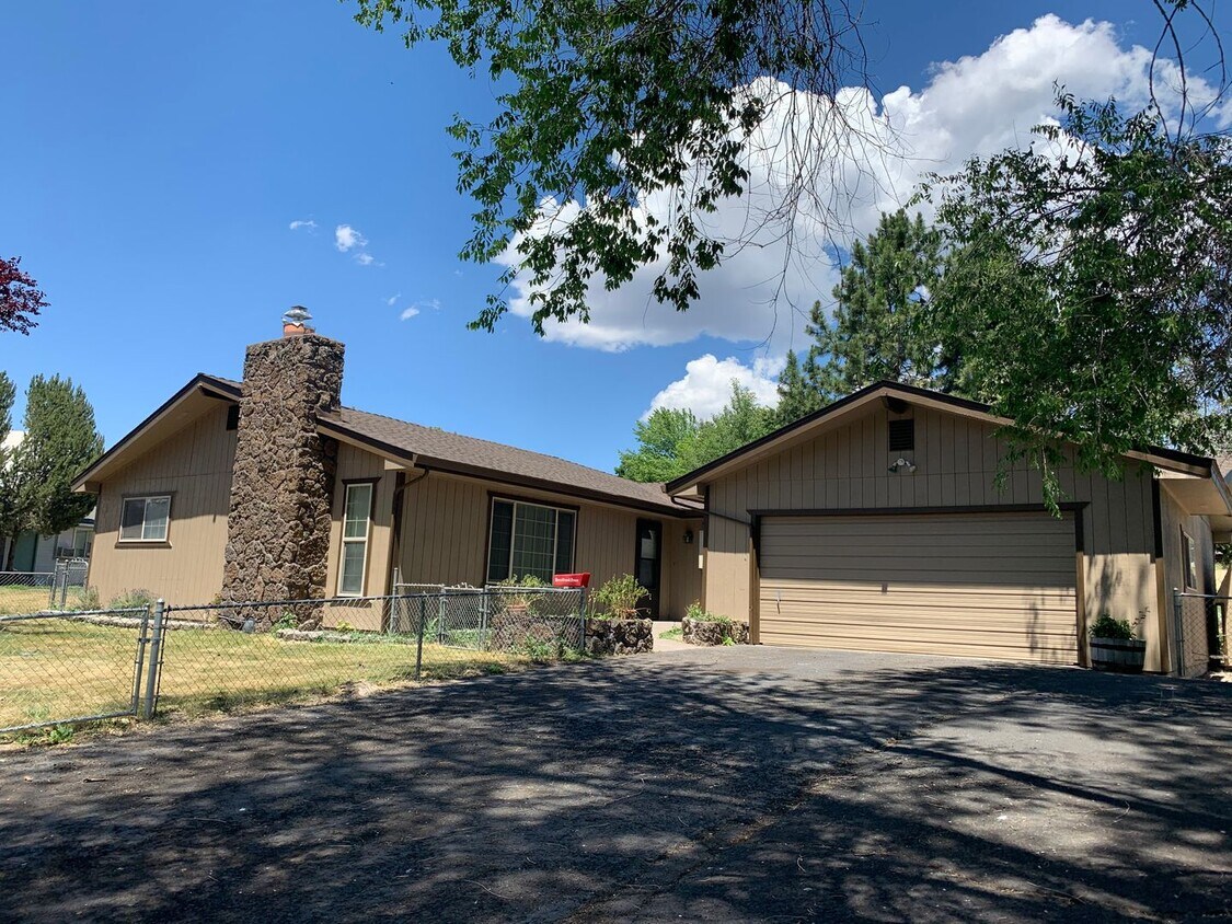 3 Bedroom, 2 bath home in Sunset Village House Rental in Klamath