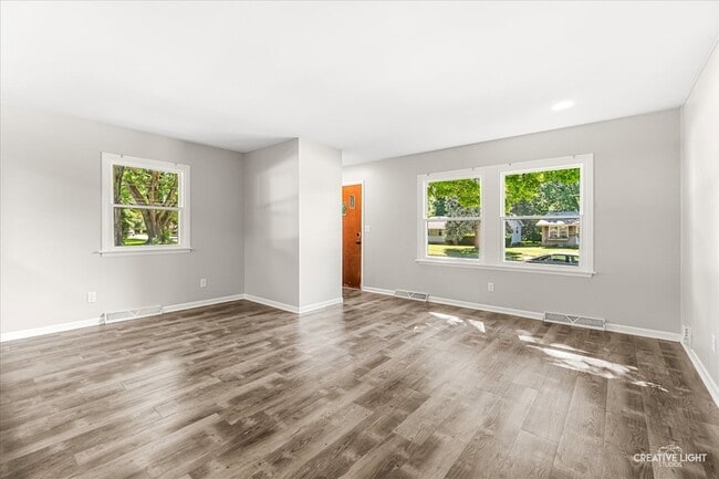 Building Photo - 1528 Oak Ln