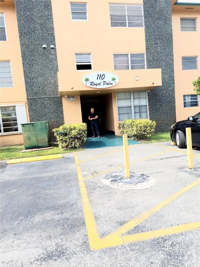 Building Photo - 110 Royal Palm Rd