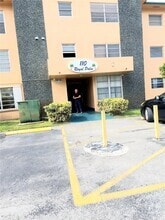Building Photo - 110 Royal Palm Rd