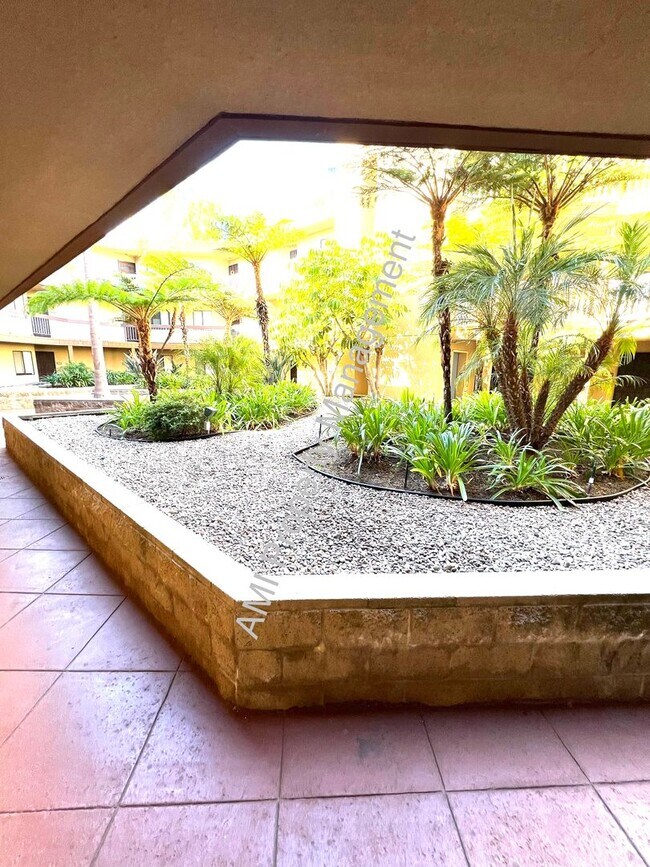 Foto del edificio - Large Condo with Parking Near Mission Trails!