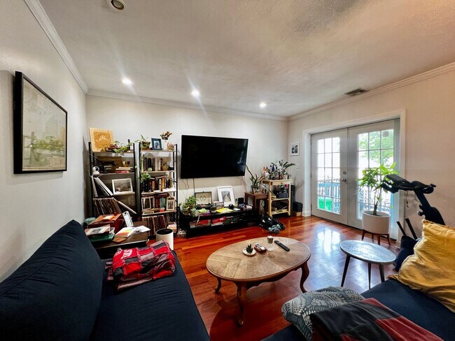 Foto del edificio - Stylish Top-Floor 2-Bedroom Condo with Pri...