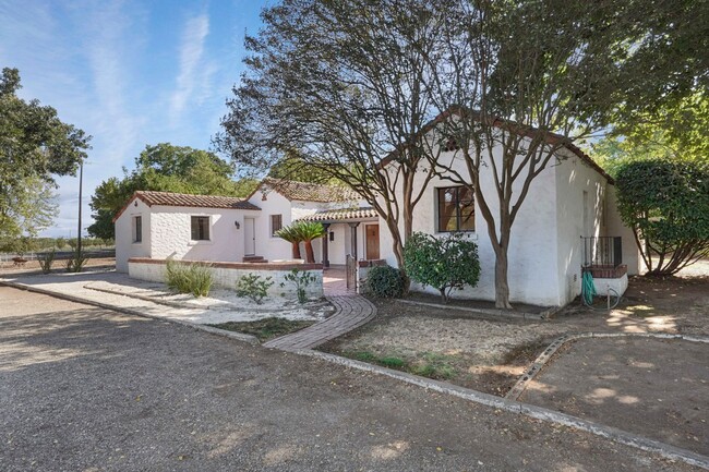 Foto del edificio - Beautiful Spanish Style home