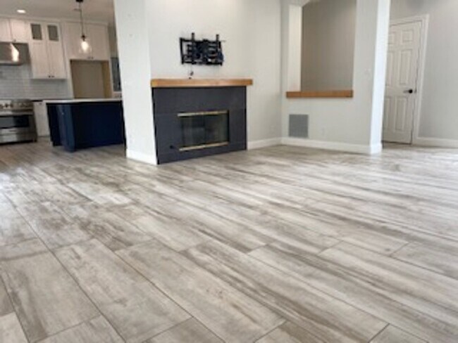 Building Photo - Beautiful Detached 4 bedroom, 2.5 Bath Tow...
