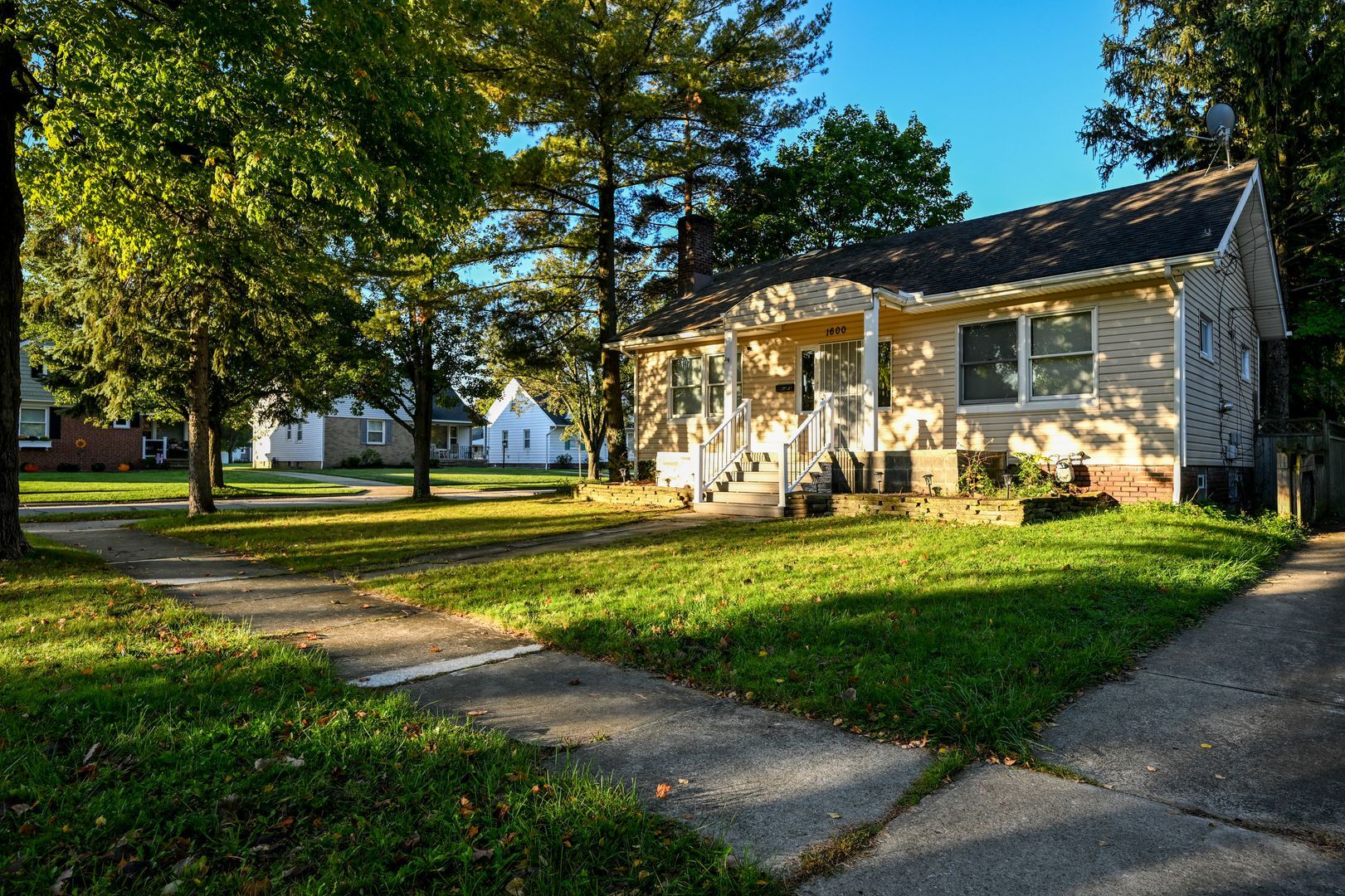 1600 Commodore Rd Lyndhurst, OH 44124 – photo 2