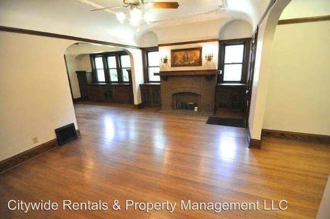 Building Photo - 5402 W Lloyd St