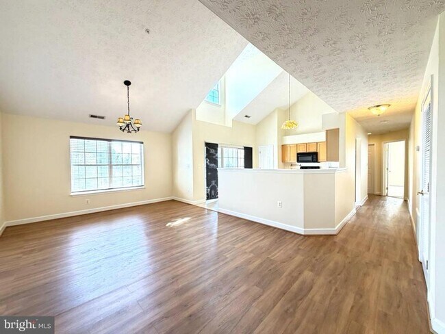 Foto del edificio - Step into this incredible penthouse condo featuring 2 bedrooms, 2 full bathrooms, and a stunning ...