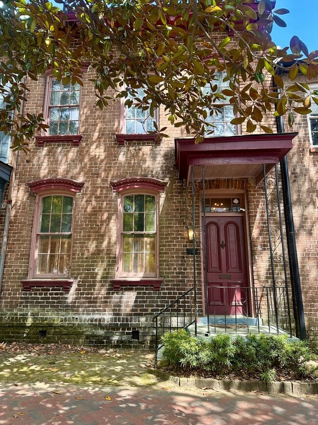 Building Photo - 3 BED | 2.5 BATH | OFF STREET PARKING | PRIVATE BACKYARD | HISTORIC DISTRICT