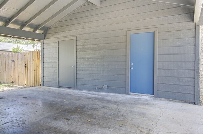 Building Photo - 5703 Gloucester Ln