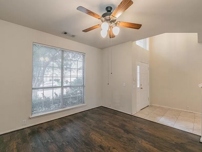 Building Photo - 2100 Royal Oak Dr
