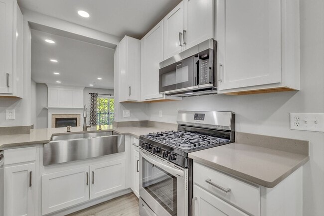 Building Photo - Stylish Condo Near Van Dorn Metro with Dual En Suites