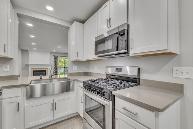 Foto del edificio - Stylish Condo Near Van Dorn Metro with Dual En Suites