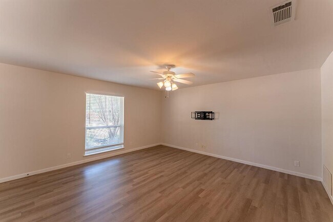 Building Photo - 7509 Eastcrest Dr