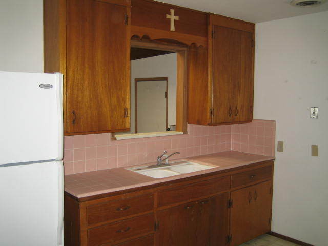 Building Photo - 2 bedroom 1 bath Cute home and Large Backy...