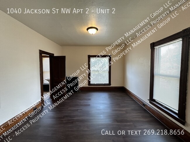 Building Photo - NW Side Updated One Bedroom Unit