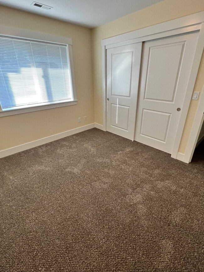 Foto del edificio - Remodeled Home with New Flooring, Quart Counters, W/D, Fenced Yard, Parking & MORE!