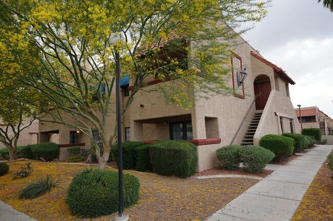 Building Photo - SHOWINGS AVAILABLE NOW