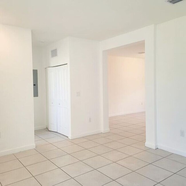 Building Photo - 20742 NE 5th Ct