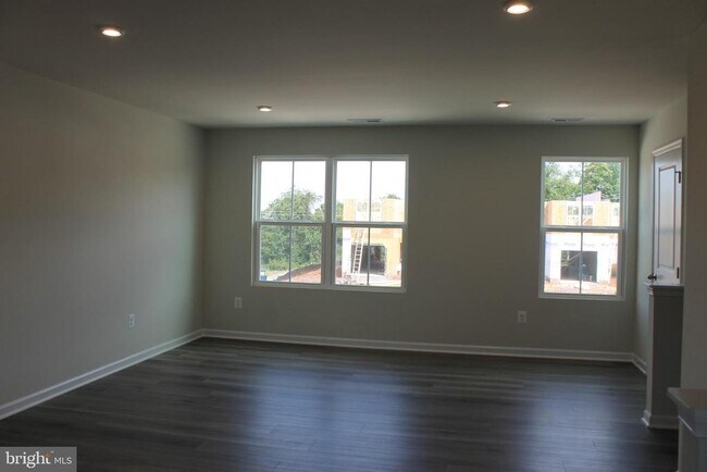 Building Photo - 2570 Laurel Pk Dr