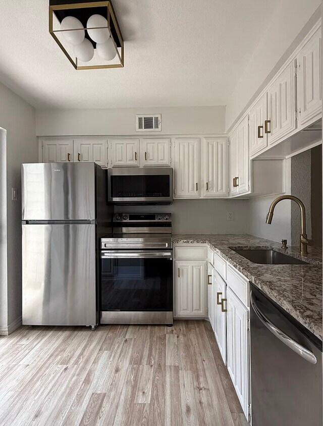 Foto principal - 14800 Enterprise Dr