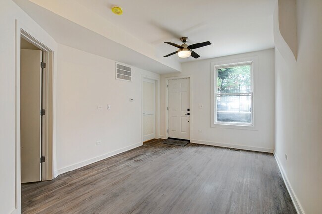 Foto del edificio - Gorgeous, Renovated 1/1bth Wicker Park, Avail 7/1