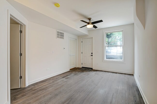 Building Photo - Gorgeous, Renovated 1/1bth Wicker Park, Avail 7/1